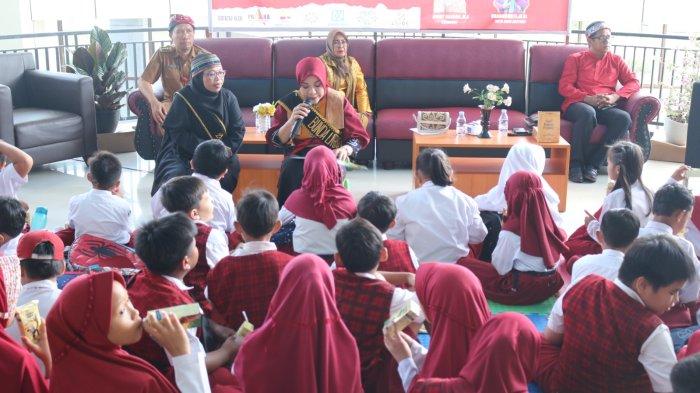 Bunda Literasi, Hj Rachmawati Zainal saat memimpin gerakan membaca di Tanjung Selor beberapa waktu lalu.