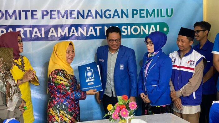 Hj Mariyam atau Bunda Mariyam resmi mendaftarkan diri dan mengambil formulir penjaringan ke PAN, Jumat (19/4/2024). Berikut ini profil dan biodata Hj Mariyam yang merupakan eks caleg Partai Amanat Nasional atau PAN dalam perebutan kursi DPRD Kaltara pada Pileg 2024 lalu.