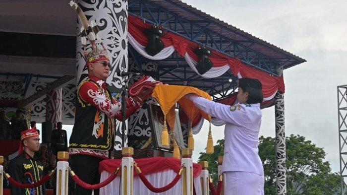 Bupati Malinau, Wempi W Mawa mengenakan atribut khas Dayak Tahol Malinau pada Upacara peringatan HUT RI tahun 2024. Busana adat dikenakan secara bergilir setiap tahun melalui upacara peringatan hari kemerdekaan di Malinau, Kalimantan Utara, Sabtu (17/8/2024)
(TRIBUNKALTARA.COM / MOHAMMAD SUPRI)