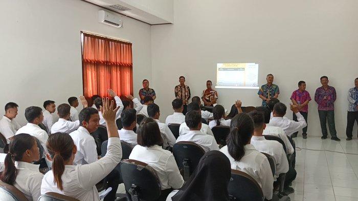 Bupati Malinau, Wempi W Mawa menyemangati puluhan guru peserta seleksi kompetensi PPPK formasi Guru di Balai Diklat Malinau, Kalimantan Utara, Jumat (1/12/0/2023).