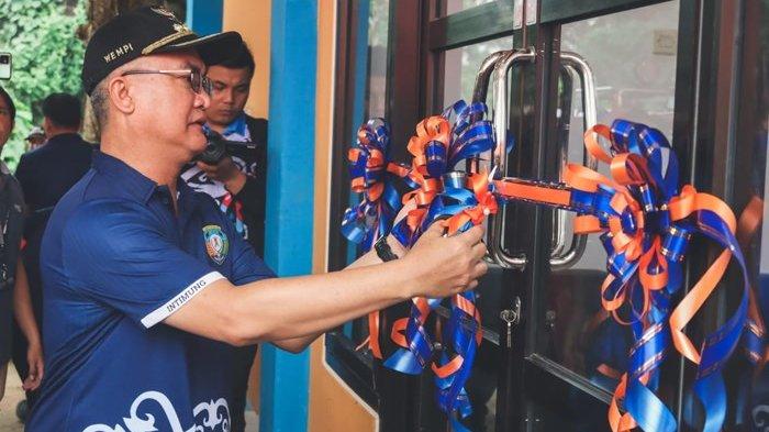 Bupati Malinau Wempi W Mawa saat menyampaikan fungsi dan peran pos Karhutla di 8 kecamatan dan meresmikan Pos di Malinau Utara, Kabupaten Malinau, Kalimantan Utara, beberapa hari lalu.
(TRIBUNKALTARA.COM / MOHAMMAD SUPRI)