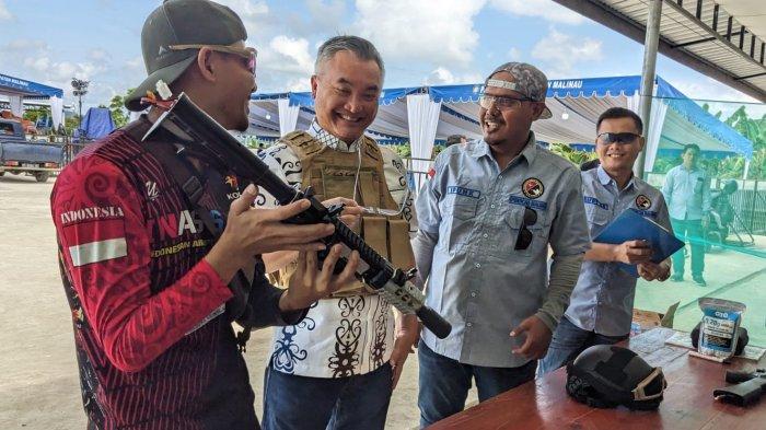 Bupati Malinau, Wempi W Mawa saat mendapat pengarahan dari Inassoc Malinau sebelum menggunakan unit airsoft gun untuk menembak target di acara Eksebisi Speed Shooting Mini Competition Inassoc Malinau, pada Sabtu (27/4/2024), siang.