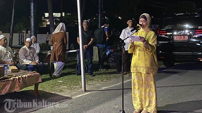 Bupati Nunukan Asmin Laura melepaskan 35 peserta Pawai Takbir Keliling di Paras Perbatasan, Selasa (09/04/2024).