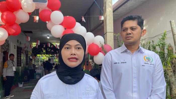 Bupati Nunukan Asmin Laura bersama sang suami Andi Muhammad Akbar datang mencoblos ke TPS (tempat pemungutan suara) nomor 21, Jalan Fatahillah, RT 10, Kelurahan Nunukan Tengah, Nunukan, Kalimantan Utara, Rabu (14/02/2024), pagi