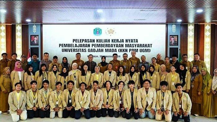 Bupati Nunukan Asmin Laura Hafid melepas secara resmi 29 Mahasiswa Universitas Gadjah Mada (UGM) Yogyakarta, yang telah melaksanakan Kuliah Kerja Nyata Pembelajaran Pemberdayaan Masyarakat (KKN-PPM), di lantai V Kantor Bupati Nunukan, Rabu (21/08/2024).
(HO/ Titus Prokopim Setkab Nunukan)