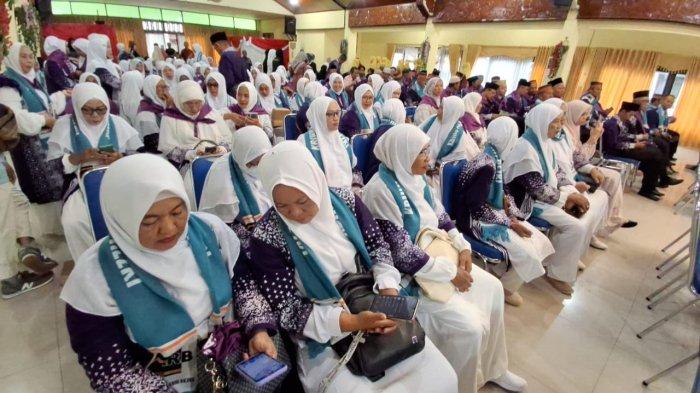PELEPASAN CJH TARAKAN - Wali Kota Tarakna melepas secara serimonial keberangkatan Calon Jemaah Haji (CJH) Tarakandi Gedung Serbaguna Kantor Pemkot Tarakan, Jumat (2/5/2025).