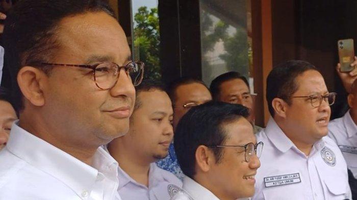 Calon Presiden nomor urut 1, Anies Baswedan (kiri) bersama pasangannya Muhaimin Iskandar (tengah) beserta Timnas Amin.