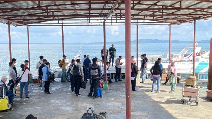 Calon penumpang reguler rute Nunukan-Tarakan, Kalimantan Utara saat berada di dermaga Pelabuhan PLBL Liem Hie Djung Nunukan, Rabu (06/03/2024), pagi.
