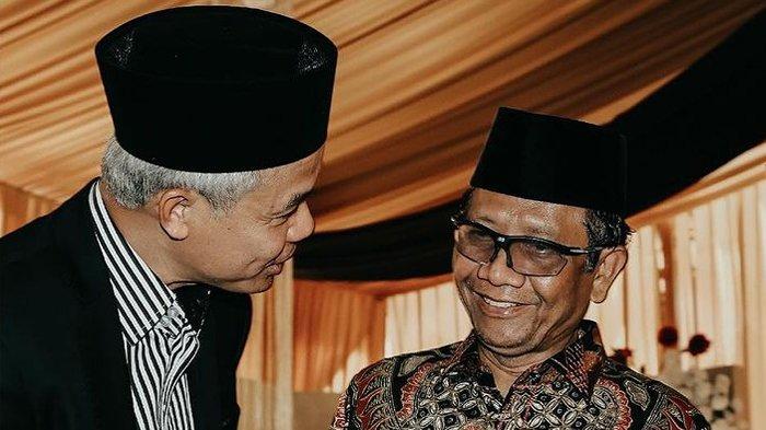 Capres Ganjar Pranowo dan Menkopolhukam Mahfud MD saat dalam acara pernikahan
