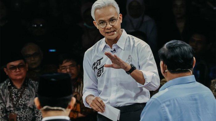 RESPONS GANJAR PRANOWO - Capres Ganjar Pranowo saat ikuti debat Capres perdana bersama Prabowo Subianto dan Anies Baswedan. Politikus PDI-P ini mengingatkan Presiden Prabowo Subianto untuk segera ambil alih jika benar ada matahari kembar di pemerintahan.