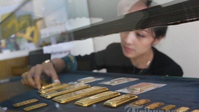 HARGA EMAS ANTAM - Petugas menunjukan logam mulia di Butik Emas Antam, Komplek pertokoan DP Mal, Jalan Pemuda, Semarang, Selasa (4/8/2015). Cek harga emas Antam hari ini H+3 lebaran Idul Fitri 1446 Hijriah.