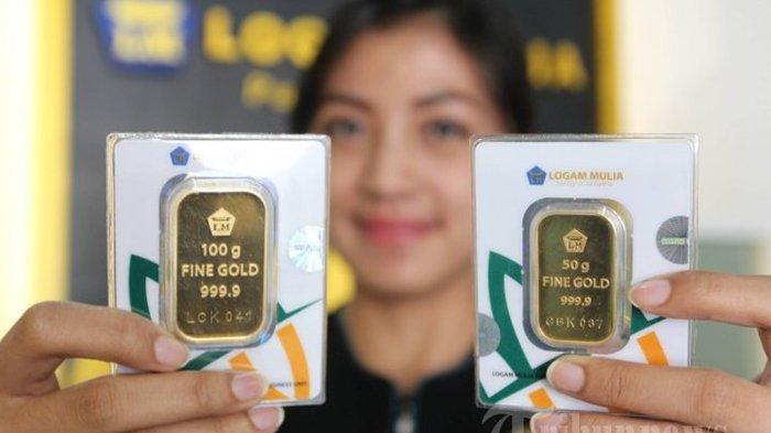 HARGA EMAS ANTAM - Petugas menunjukan logam mulia di Butik Emas Antam, Komplek pertokoan DP Mal, Jalan Pemuda, Semarang, Selasa (4/8/2015). Dalam daftar harga emas hari ini Sabtu 5 April 2025, terlihat sudah berapa harga 1 gram emas sekarang utamanya emas batangan produksi Antam pasca lebaran Idul Fitri.