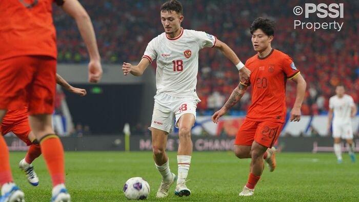 CHINA VS INDONESIA - Aksi gelandang timnas Indonesia Ivar Jenner pada laga melawan China dalam Kualifikasi Piala Dunia 2026 Zona Asia di Stadion Qingdao Youth Football pada Selasa (15/10/2024) malam. Jelang hadapi China, gelandang Timnas Indonesia, Thom Haye sebut ingin balas dendam atas kekalahan di pertandingan sebelumnya.