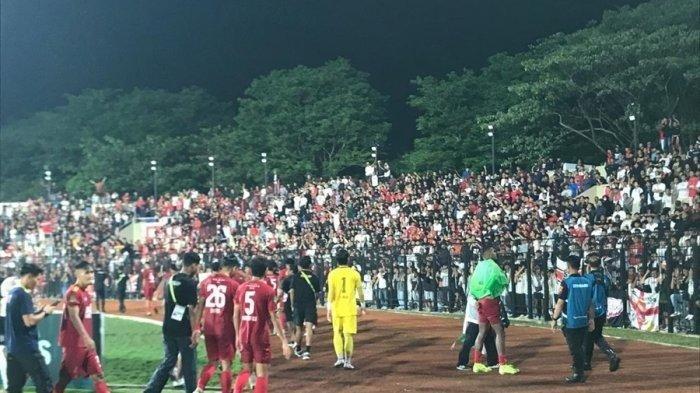 DAFTAR PEMAIN PERSIJAP - Pemain dan official Persijap Jepara menyapa suporter di tribune Stadion GBK selepas laga melawan Adhyaksa FC di Grup B Liga 2 2024-2025, Minggu (5/1/2025). Skuat Persijap Jepara tembus ke Liga 1, berkat gol tunggal Leo Lelis yang merupakan eks Persebaya Surabaya di playoff kontra PSPS Pekanbaru.
