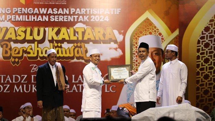 Pendakwah atau Da'i kondang Ustaz Dasad Latif mengajak masyarakat Kalimantan Utara ( Kaltara ) sama-sama menjaga pelaksanaan Pilkada Serentak 2024 di Kaltara agar berjalan lancar, damai, dan sukses.