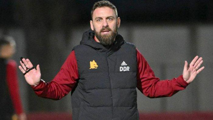 Pelatih AS Roma, Daniele De Rossi - Simak profil selengkapnya dari DDR, legenda Giallorossi yang ditunjuk menggantikan Jose Mourinho ini memikul beban untuk membalikkan keadaan tim saat ini.