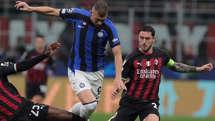 Aksi fullback AC Milan, Davide Calabria saat berupaya menghentikan bomber Inter Milan, Edin Dzeko pada pertandingan Derby della Madonnina di semifinal Liga Champions musim 2022/2023. (inter.it)