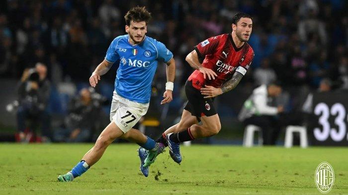Duel pemain AC Milan, Davide Calabria dengan pemain Napoli, Khvicha Kvaratskhelia dalam laga Serie A Liga Italia pekan 10 di Stadion Diego Armando Maradona, Senin (30/10/2023).