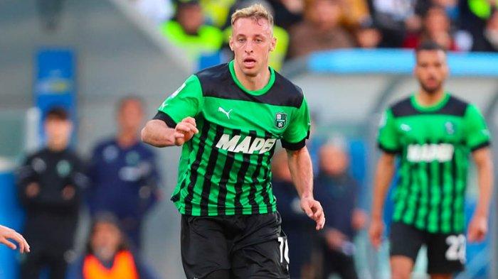 Pemain Sassuolo, Davide Frattesi - Gelandang 23 tahun ini jadi rebutan AS Roma dan Juventus. Ketimbang klub Serigala Ibu Kota, Si Nyonya Tua justru selangkah lebih dekat dengan gelandang Neroverdi.