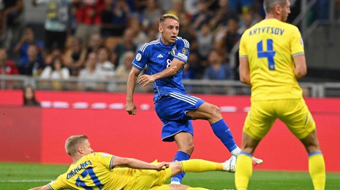 Aksi Davide Frattesi (biru) pada laga Timnas Italia vs Ukraina, kualifikasi Euro 2024 di Stadion San Siro, Rabu (13/9/2023).