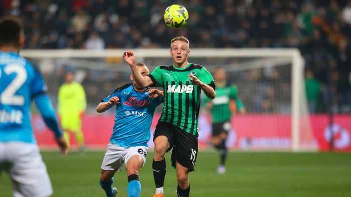 Duel pemain Sassuolo, Davide Frattesi dengan skuad Napoli di Liga Italia 2022/2023.