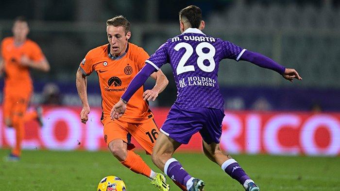 Duel Davide Frattesi dan Lucas Martinez Quarta pada laga Fiorentina vs Inter Milan di Stadion Artemio Franchi, Senin (29/1/2024). (Twitter / @inter)
