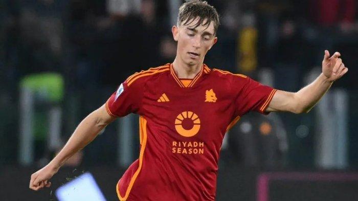 Pemain AS Roma, Dean Huijsen - Bek tengah asal Belanda itu berpotensi jadi starter pada Derby della Capitale kontra Lazio di babak perempat final Coppa Italia, Kamis (11/01/2024) pukul 00.00 WIB.