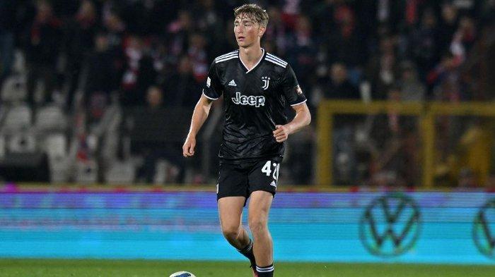 Pemain Juventus, Dean Huijsen - Wonderkid asal Belanda ini akan diorbitkan Massimiliano Allegri di Liga Italia Serie A musim 2023/2024. Di sisi lain, dia akan jadi pengganti Leonardo Bonucci yang akan cabut pada musim panas ini.