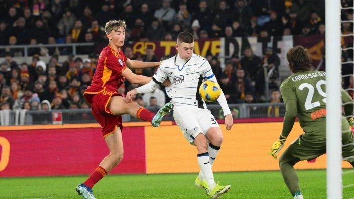 Debut Dean Huijsen sebagai pemain AS Roma dalam pertandingan kontra Atalanta di Liga Italia Serie A pekan 19 di Stadio Olimpico, Senin (8/1/2024).
