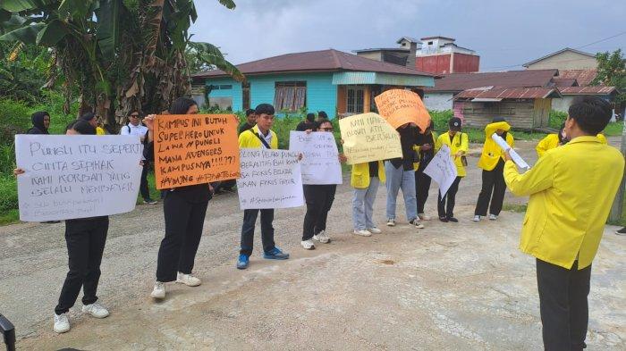 Aksi demo mahasiswa STIE Bulungan-Tarakan di depan kampus Tanjung Selor, Senin (29/07/2024).