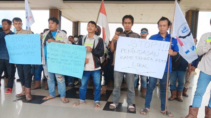Suasana Aksi Demonstrasi Buruh di Depan Kantor DPRD Kabupaten Bulungan, Kalimantan Utara..