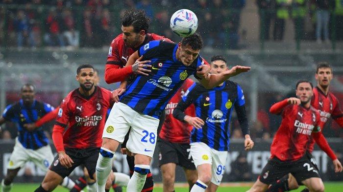Duel Theo Hernandez dan Benjamin Pavard dalam pertandingan Derby della Madonnina AC Milan vs Inter Milan, pada pekan ke-33 Liga Italia Serie A, di Stadion San Siro, Selasa 923/4/2024).