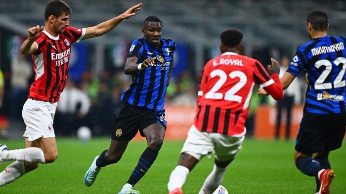 Marcus Thuram saat hendak melewati penjagaan Matteo Gabbia dan Emerson Royal pada Derby della Madonnina Inter Milan vs AC Milan, pekan ke-5 Liga Italia Serie A, Senin (23/9/2024).