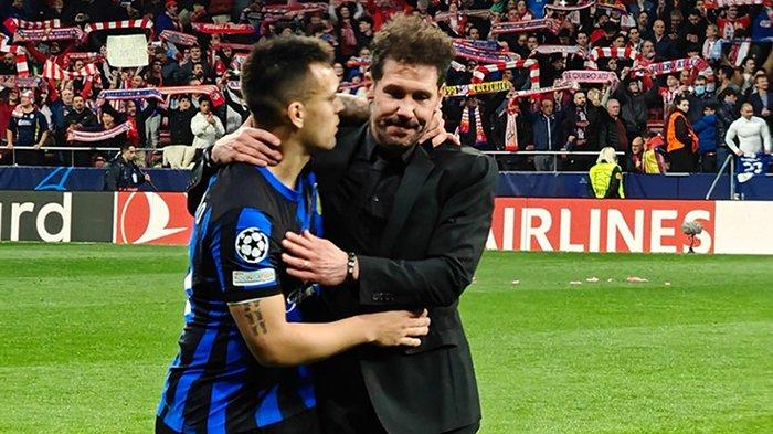 MIMPI INTER MILAN - Pelatih Atletico Madrid, Diego Simeone (kanan) memeluk Kapten Inter Milan, Lautaro Martinez usai pertandingan babak 16 besar Liga Champions 2023/2024 di Civitas Metropolitano, Kamis (14/3/2024). Inter Milan akan selalu bermimpi membawa pulang Diego Simeone sebagai pelatih. (ARSIP - Twitter / @championsleague)