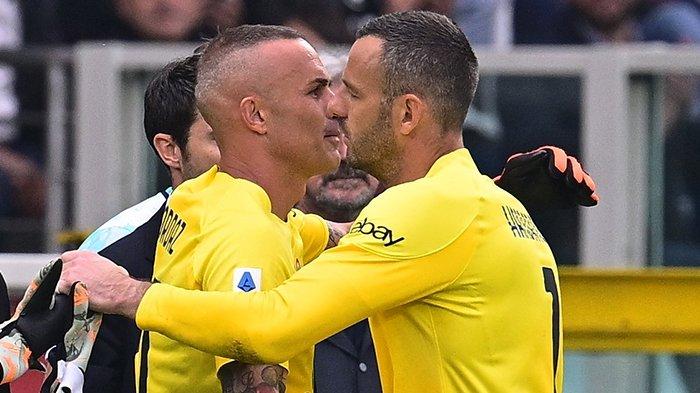 Dua kiper senior Inter Milan, Alex Cordaz dan Samir Handanovic.