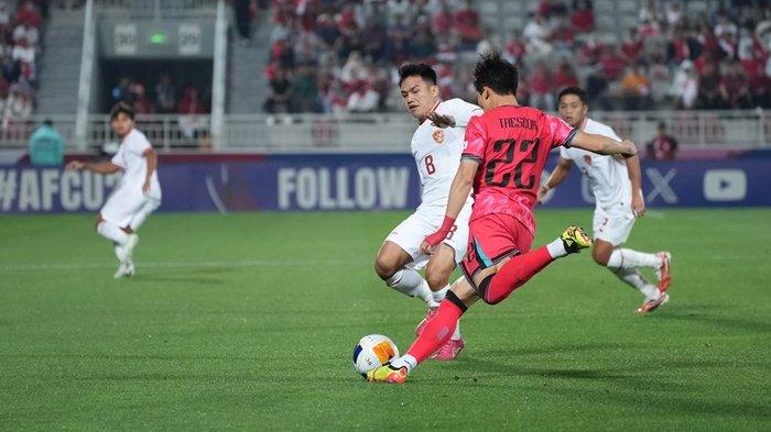 Duel pemain Timnas Indonesia U-23, Witan Sulaeman dengan pemain Korea Selatan di babak 8 besar Piala Asia. Garuda muda keluar sebagai pemenang, melalui adu penalti.