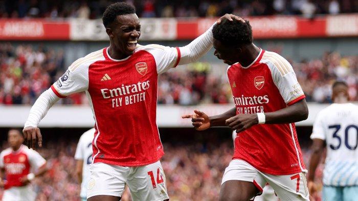 Duo pencetak gol Arsenal Eddie Nketiah dan Bukayo Saka dalam pertandingan melawan Nottingham Forest di Liga Inggris pekan pertama, Sabtu (12/8/2023). (Twitter/@Arsenal)