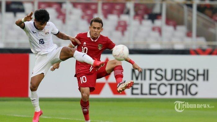 EGY MAULANA DICORET - Pesepak bola Timnas Indonesia Egy Maulana Vikri (merah) berebut bola dengan pesepak bola Timnas Kamboja pada laga Piala AFF 2022 di Stadion Gelora Bung Karno, Jakarta, Jumat (23/12/2022). Inilah reaksi Egy Maulana Vikri usai dicoret Patrick Kluivert dari skuat Timnas Indonesia, lengkap juga kata Ketua Umum PSSI Erick Thohir soal pencoretan penggawa klub Liga 1 Dewa United itu.