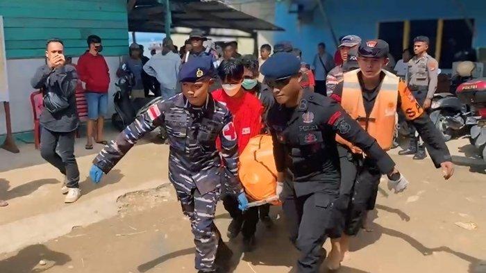 EVAKUASI KORBAN - Satbrimob Polda Kaltara terlibat dalam evakuasi dan pencarian korban kecelakaan speedboat di Nunukan. Memasuki hari kedua pencarian korban kecelakaan speedboat kembali menemukan salah satu korban yang dinyatakan hilang.