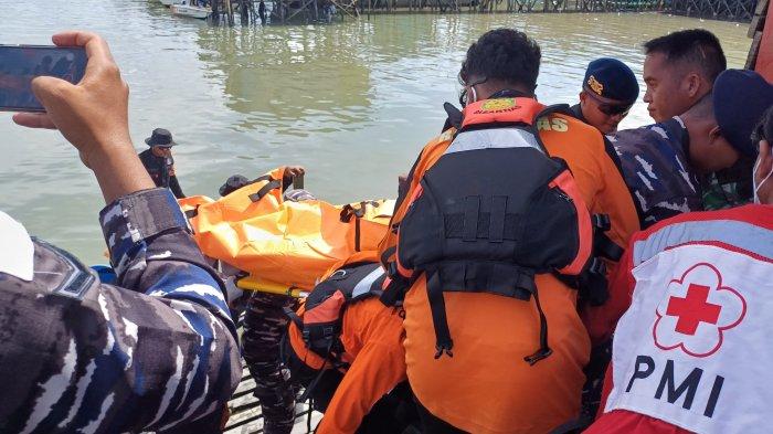 KECELAKAAN SPEEDBOAT NUNUKAN- Tim gabungan melakukan evakuasi korban kecelakaan Speedboat Cinta Putri melalui Dermaga Yamaker Nunukan, Kalimantan Utara (Kaltara), pada Rabu (29/01/2025), sore.