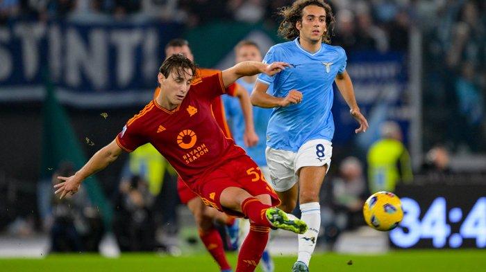 Aksi Edoardo Bove (kiri) pada laga bertajuk Derby della Capitale yang mempertemukan Lazio vs AS Roma, giornata 12 Liga Italia Serie A, di Stadion Olimpico, Senin (13/11/2023). (Twitter / @OfficialASRoma)