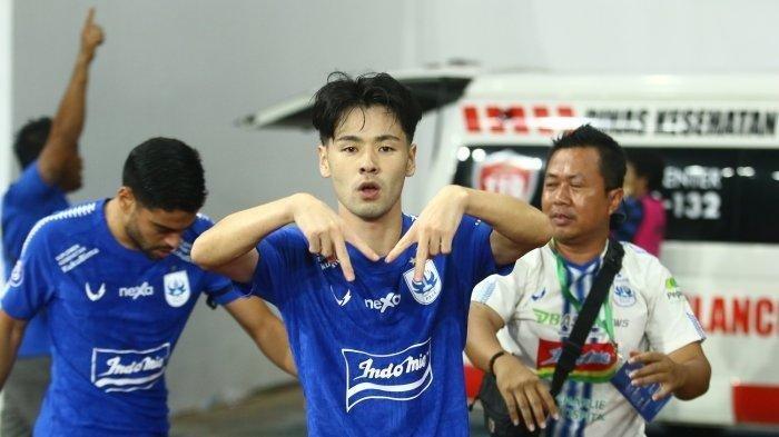 PREDIKSI SKOR - Eks pemain PSIS Semarang Taisei Marukawa melakukan selebrasi dengan membentuk simbol M yang artinya Marukawa usai mencetak gol dalam laga menghadapi PSS Sleman, Minggu (2/4/2023) lalu. Simak prediksi skor Liga 1 antara PSIS Semarang kontra Dewa United di pekan ke-21 Liga 1 2024/2025, dimana Mahesa Jenar harus kerja keras ladeni Taisei Marukawa cs