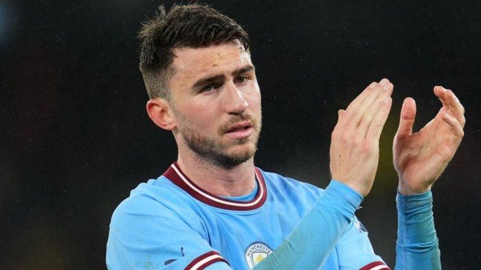 Ekspresi lesu Aymeric Laporte di tengah pesta juara Liga Inggris Manchester City, Minggu (21/5/2023).