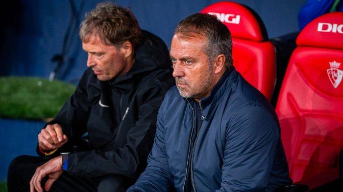 Ekspresi murung Hansi Flick atas kekalahan Barcelona di kandang Osasuna di Liga Spanyol pekan ke-8, Minggu (29/9/2024) dini hari WIB. (Twitter/@FCBarcelona)