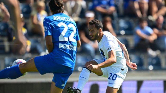 Aksi Hakan Calhanoglu pada duel Empoli vs Inter Milan, giornata 5 Liga Italia Serie A di Stadion Carlo Castellani, Minggu (24/9/2023).