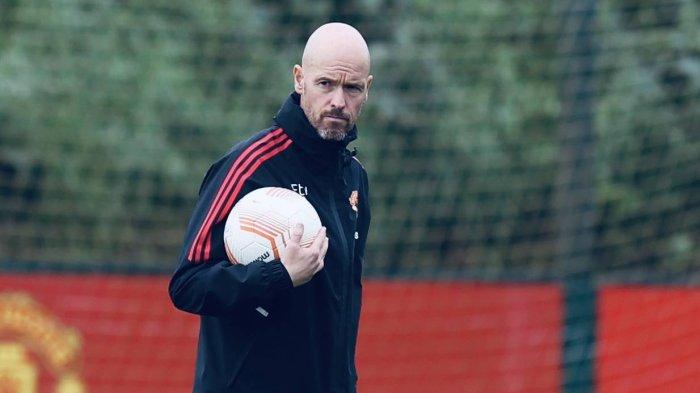 Erik Ten Hag memimpin latihan Manchester United.