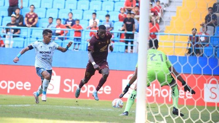 FOTO Adilson Silva (merah) saat menggiring bola di Stadion Batakan. Update Liga 1, kehadiran muka baru di posisi penyerang, tentu jadi alarm buat Adilson Silva dan Victor Mansaray di PSM Makassar.
