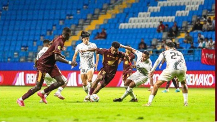 FOTO Aksi winger PSM Makassar Yakob Sayuri (tengah) saat duel Borneo FC di Liga 1. Jajaran Sadikin Aksa di PSM Makassar ikut berkomentar terkait Liga 1 yang mendadak setop sementara jelang pekan ke-31, dimana Juku Eja sejatinya akan jajal PSIS Semarang di Stadion Batakan Balikapapan.