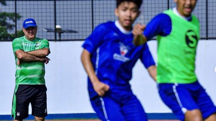 FOTO Bojan Hodak saat pimpin latihan Persib.