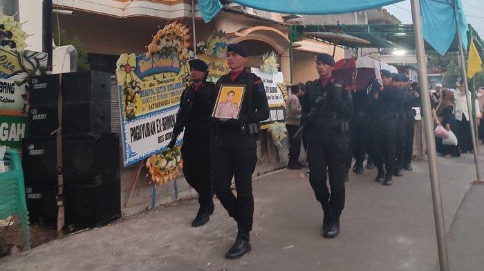 FOTO Jenazah mendiang Brigpol SH tengah digotong untuk dimakamkan secara dinas.